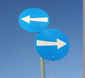 flèches dans des directions opposées
